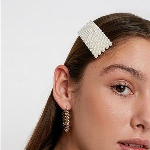 🐚 NEW UO Romance Rectangle Pearl Flip Clip